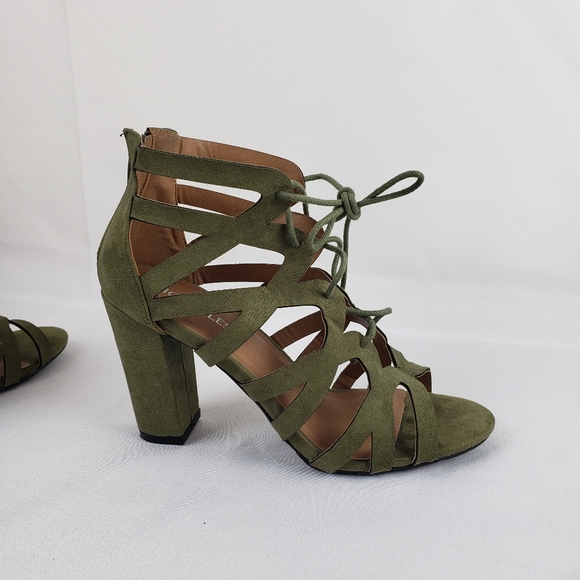 Gladiator Sandals with 3 inch heel in size 8.5 by Hotsoles - Picture 7 of 10